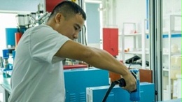 精準、高效！看靈科超聲波手持式焊接機革新汽車門板制造