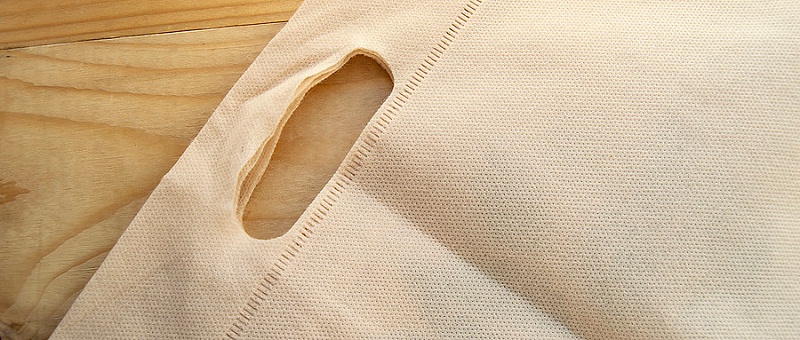 千庫網_放棄塑料袋的概念，無紡布生態袋，平鋪在淺色木質背景上，頂視圖，復制空間_攝影圖編號14950906