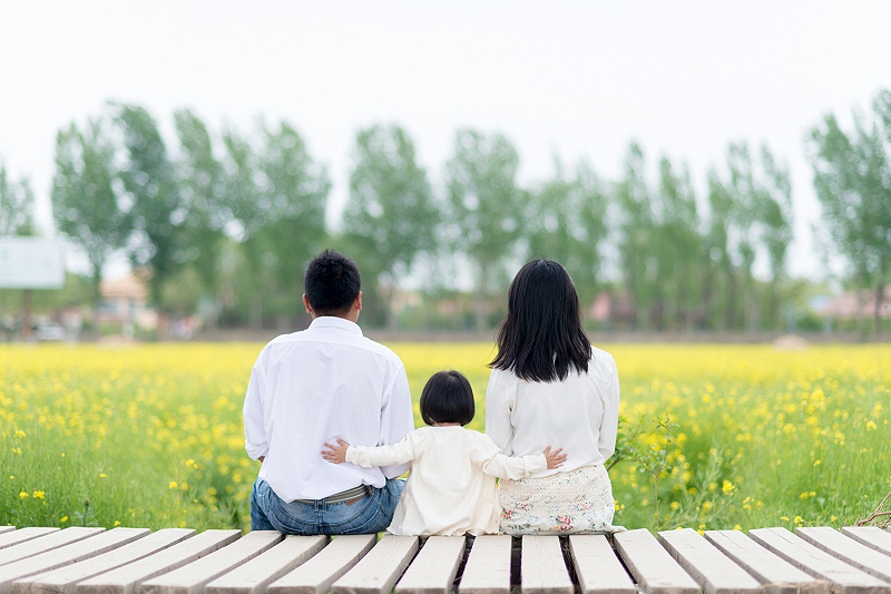 千庫網(wǎng)_一家三口欣賞油菜花海_攝影圖編號98402